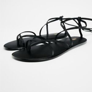 NWT - LACE UP FLAT LEATHER SANDALS 🩷